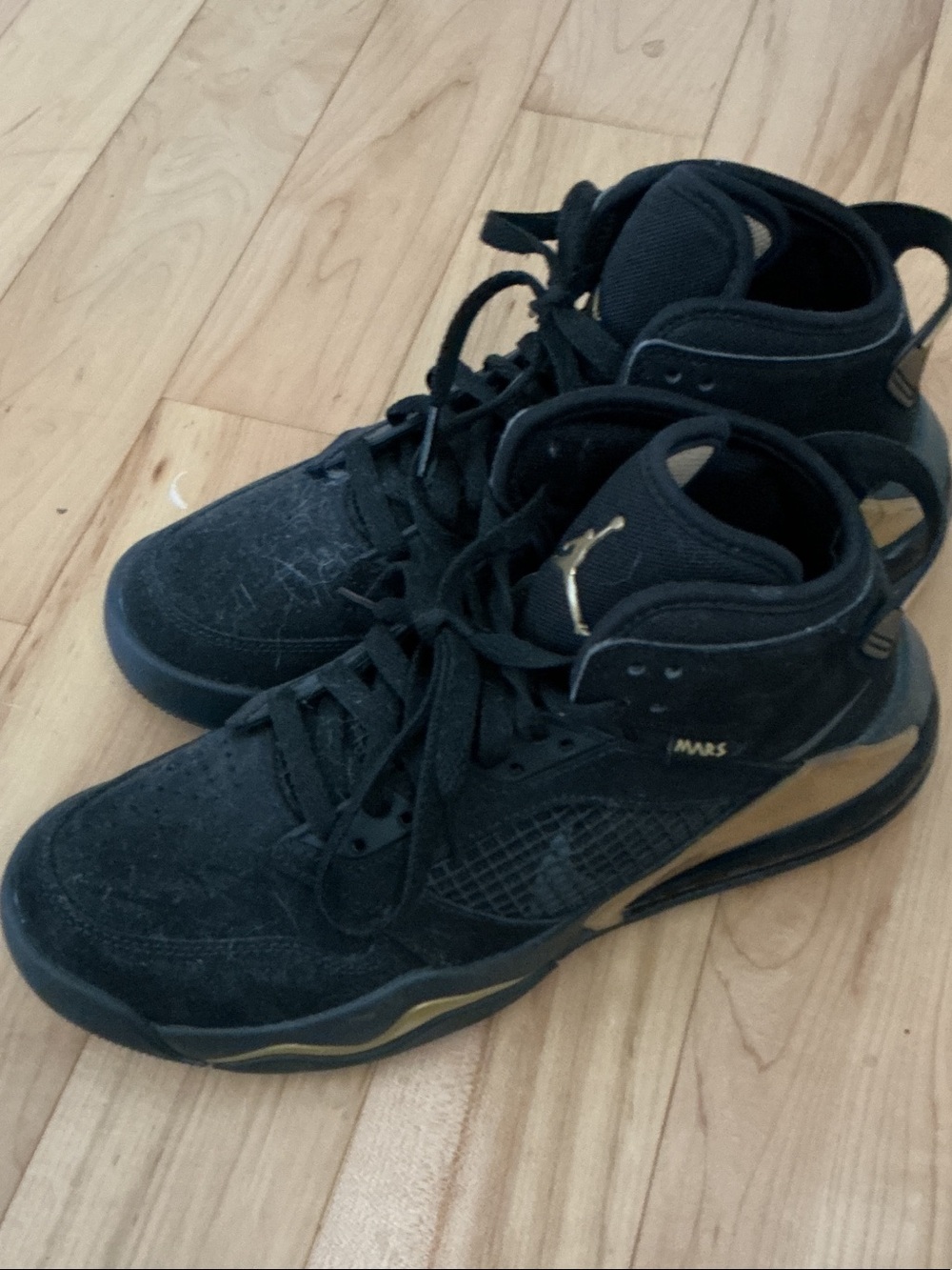 Nike Air Jordan youth sz 6.5Y Black and Gold Mid-Top Sneakers